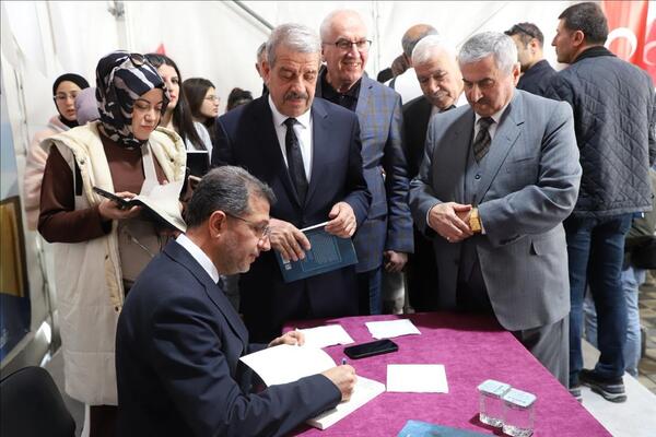 rektor-alkis-cizre-kitap-fuarinda-halkla-bulustu