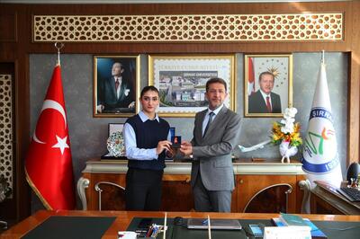 Rektörümüz Prof. Dr. Alkış, Dünya ikincisi milli sporcumuz Pınar Benek’i ödüllendirdi