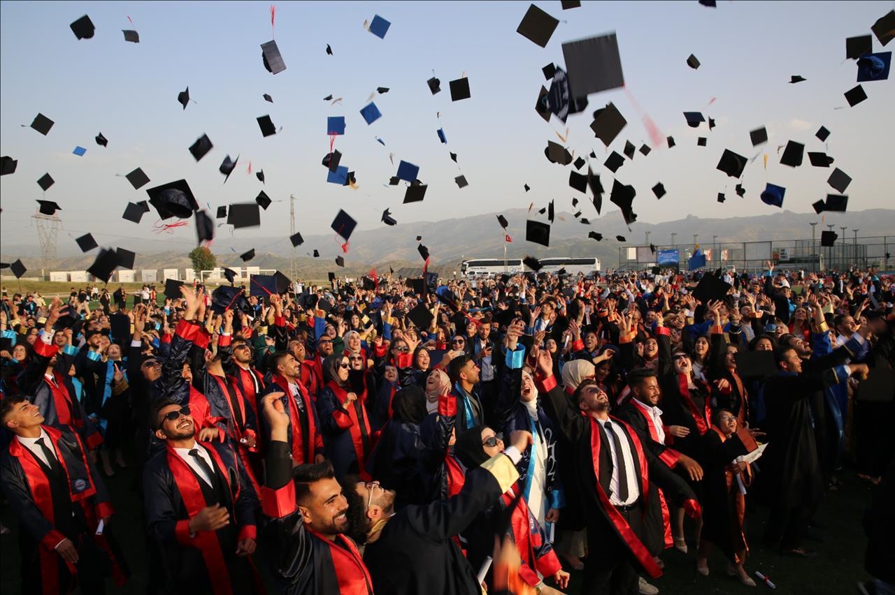 universitemiz-2023-2024-yili-mezuniyet-toreni-coskulu-bir-sekilde-kutlandi